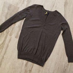 Grey V neck Gap Sweater w/ cashmere